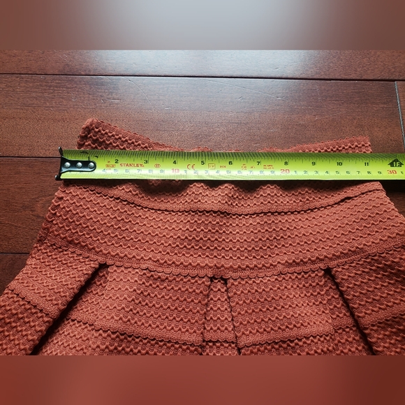 H&M Rust Red Textured Pleat Skirt| Size XS - Picture 5 of 6